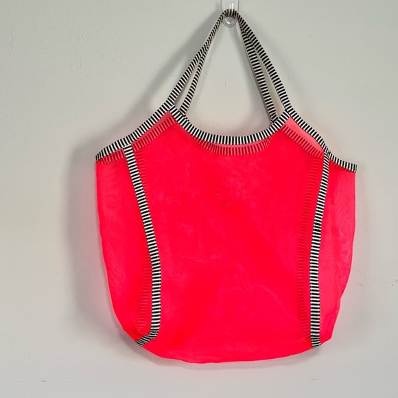 VICTORIA’S SECRET Women’s Bright Pink Mesh Weekender Tote Logo Sand Free 20” - Picture 4 of 7